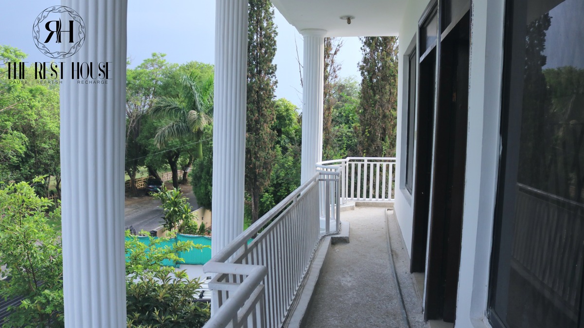 F-8 Guest House - Well-maintained common area