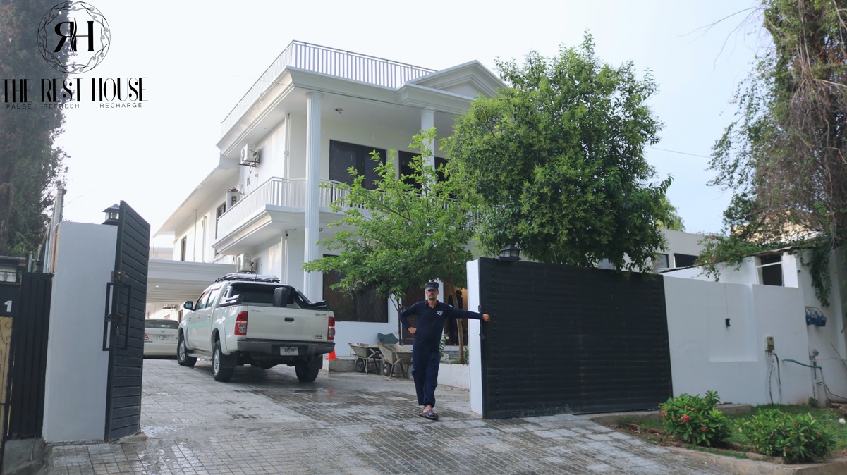 F-8 Guest House - Relaxing lounge area